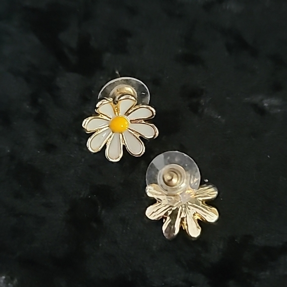 White Daisy Flower Enamel Post Earrings Retro Boho - Picture 3 of 5